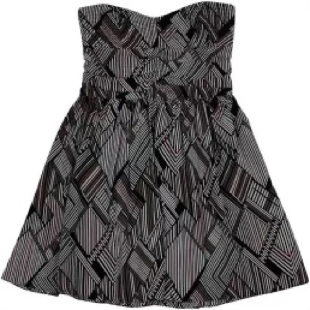 Parker striped 100% silk
Exposed gold zipper
Sweetheart neckline